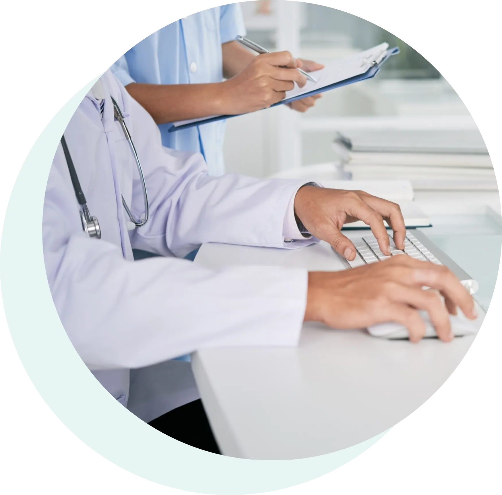 Medico scrive su una tastiera il programma per le terapie digitali.