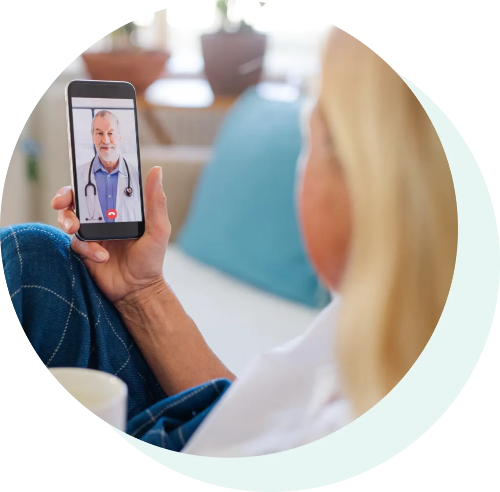 Paziente incontra il medico attraverso lo smartphone rappresentando il concetto di terapie digitali.